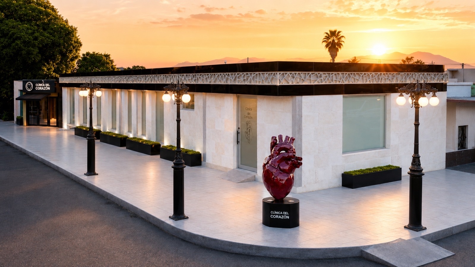 Fachada de Clínica del Corazón en Gómez Palacio, Durango, con la escultura del corazón al atardecer