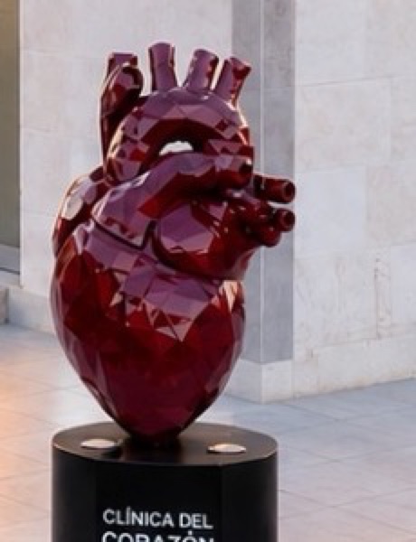 Escultura de un corazón anatómico en la entrada de Clínica del Corazón, Gómez Palacio